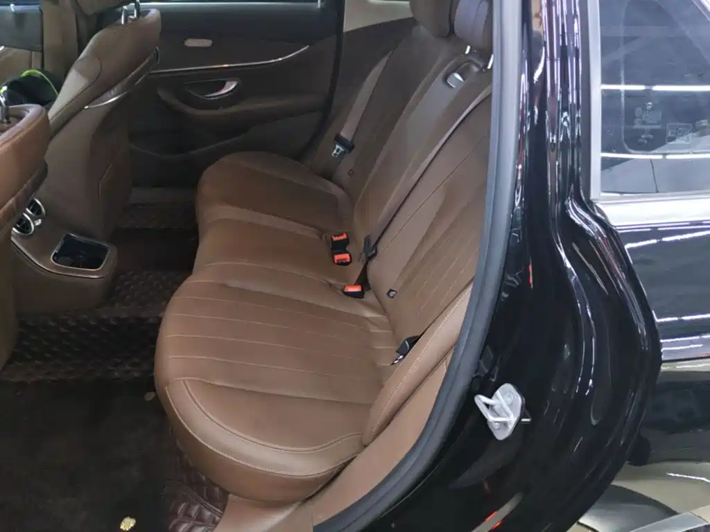 Photo 17 - Mercedes-Benz E-Class