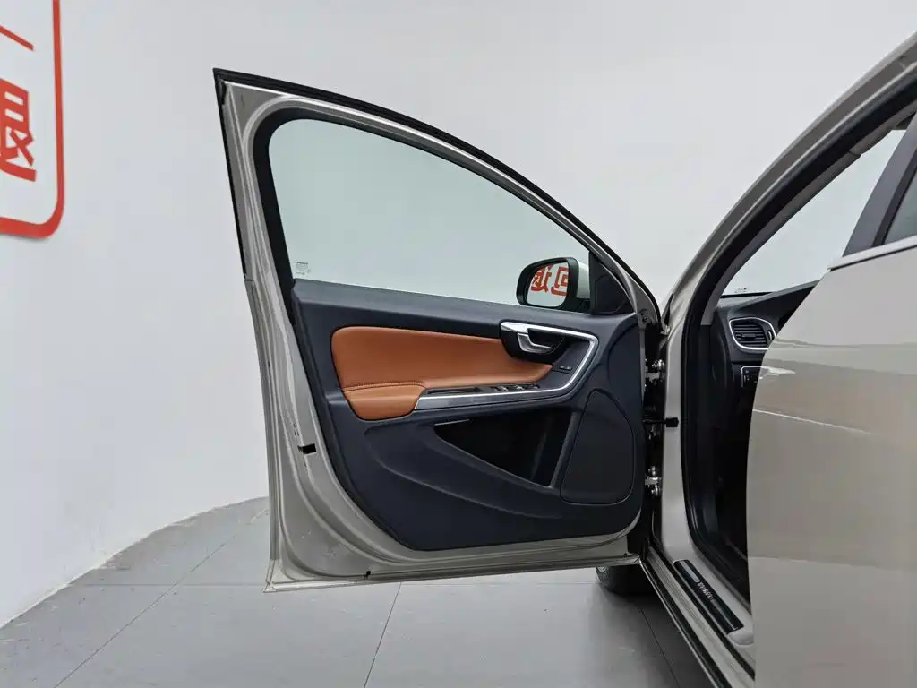 Фото 8 - Volvo S60