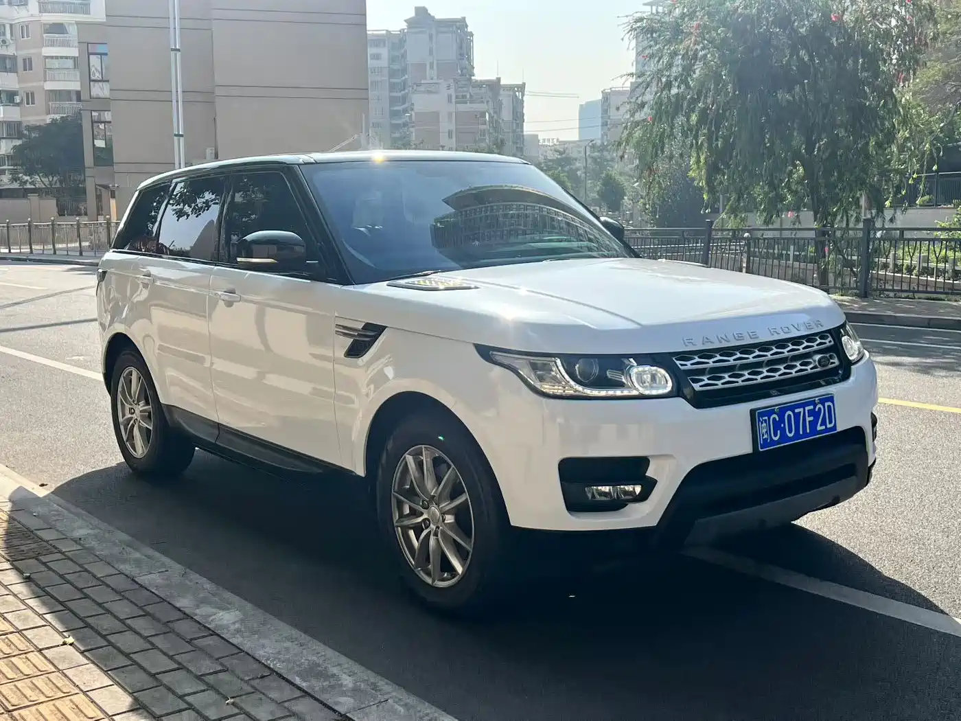Land Rover Range Rover Sport 2016 Model 3.0 SC V6 SE фото 3