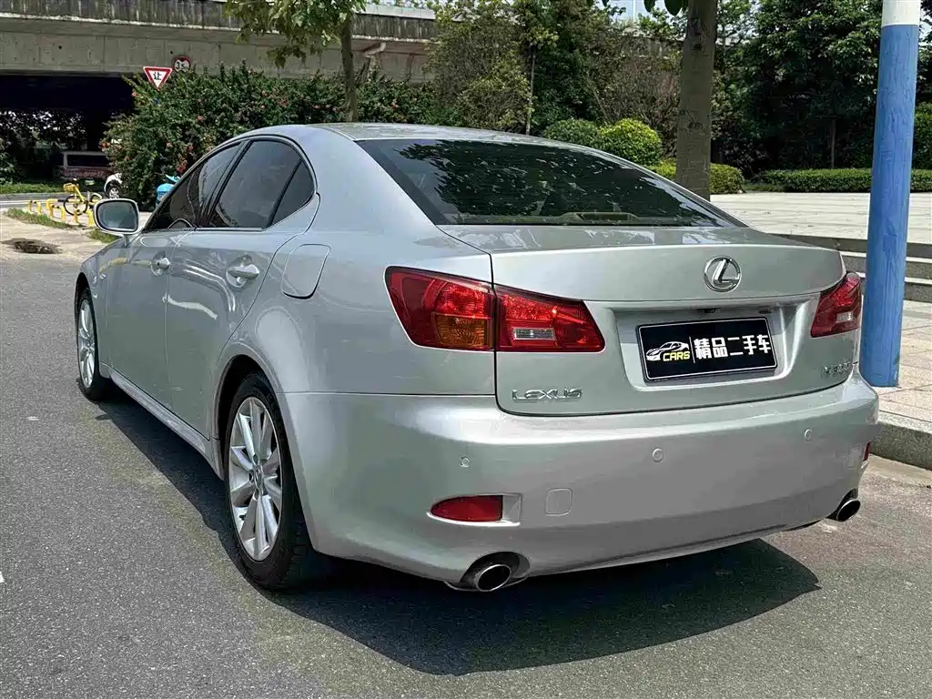 Фото 9 - Lexus IS