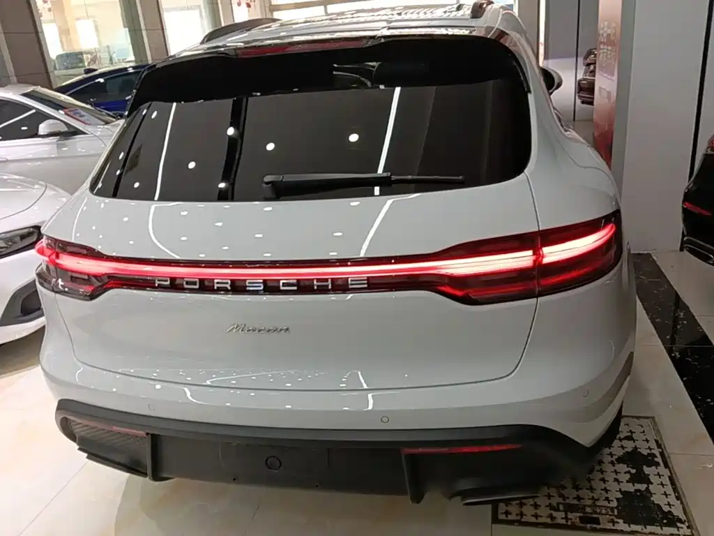 PORSCHE MACAN