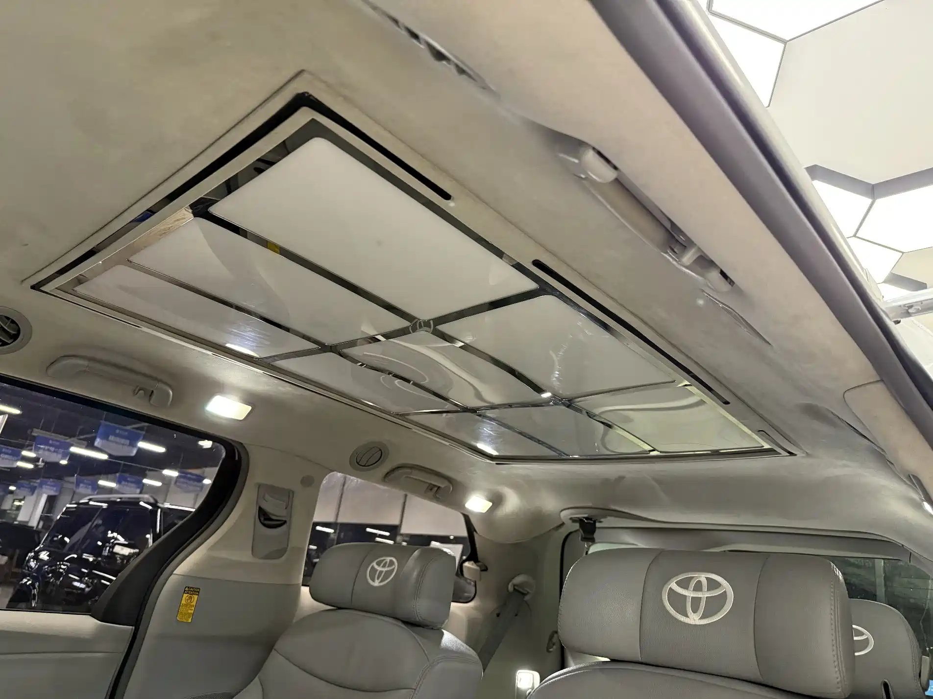 Photo 10 - Toyota Sienna