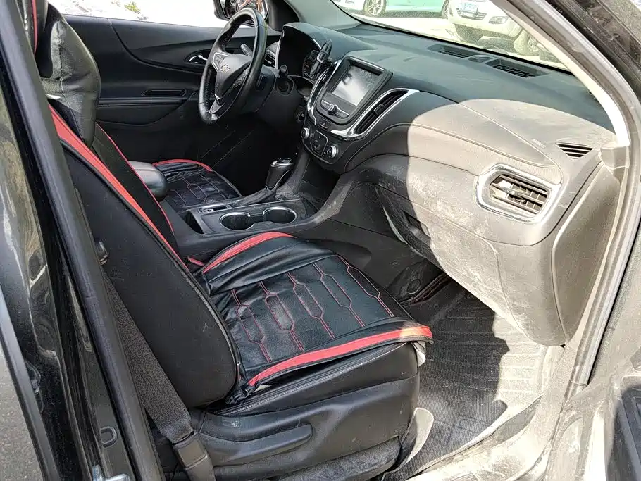 Photo 8 - Chevrolet Equinox
