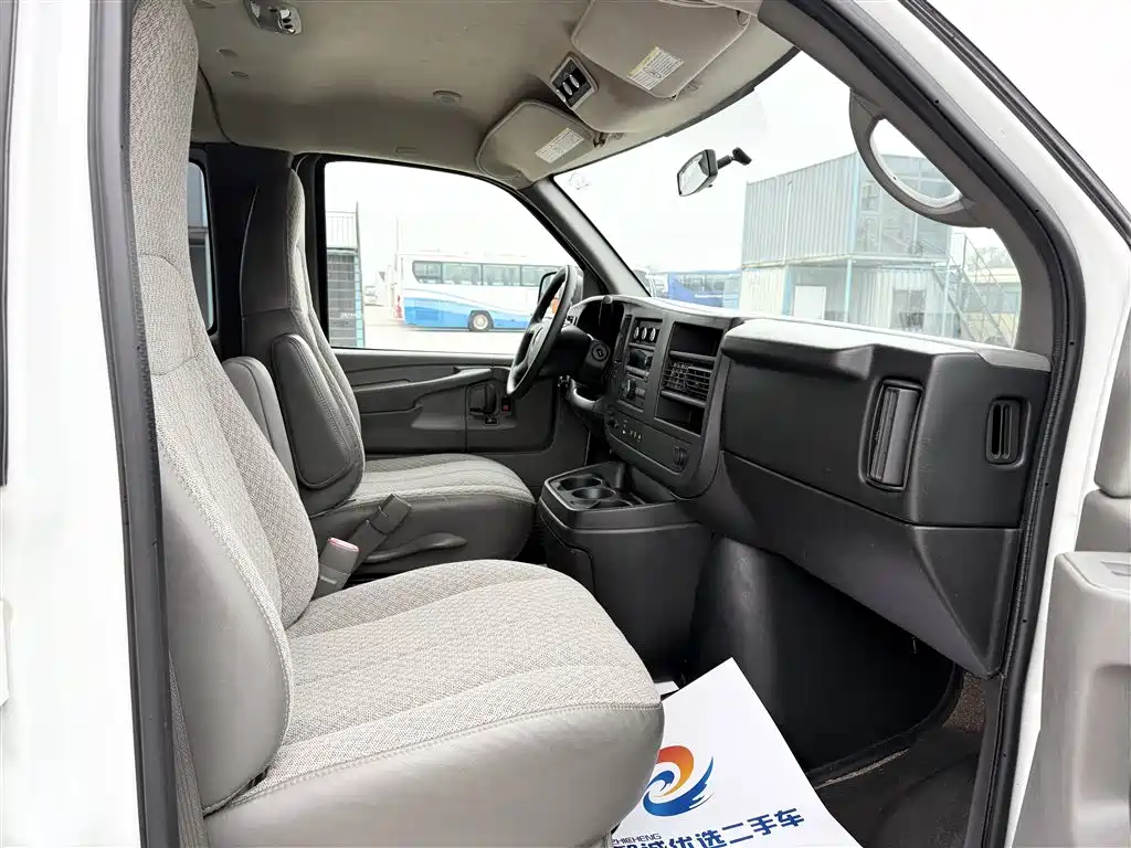 GMC Savana 2012 6.0L Leader Classic Edition фото 5