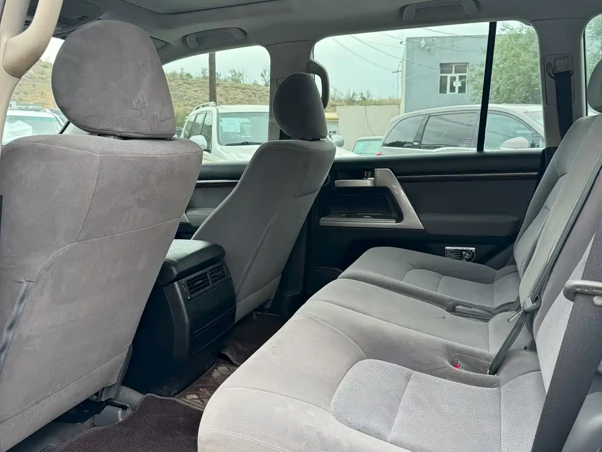 Toyota Land Cruiser (Import) 2012