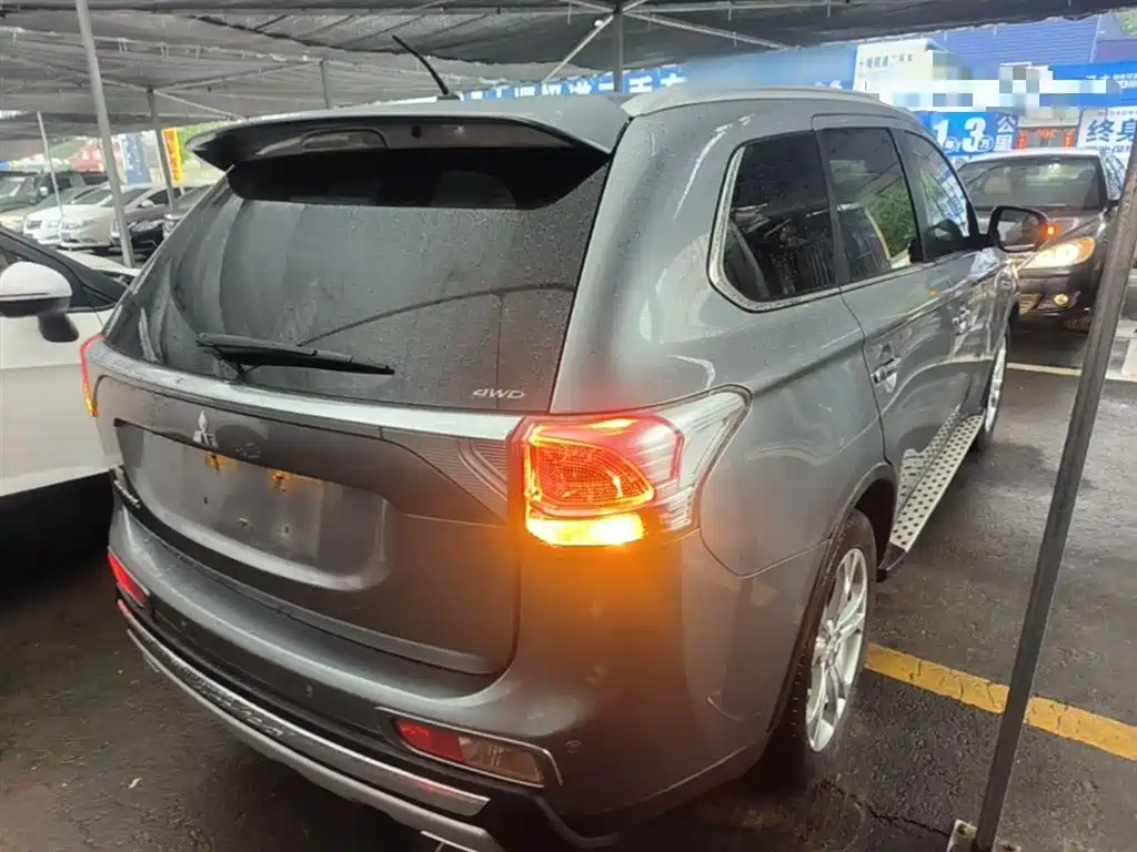 Mitsubishi Outlander (Import) 2014 2.4L 4WD Luxury Value Edition 7-seater фото 7