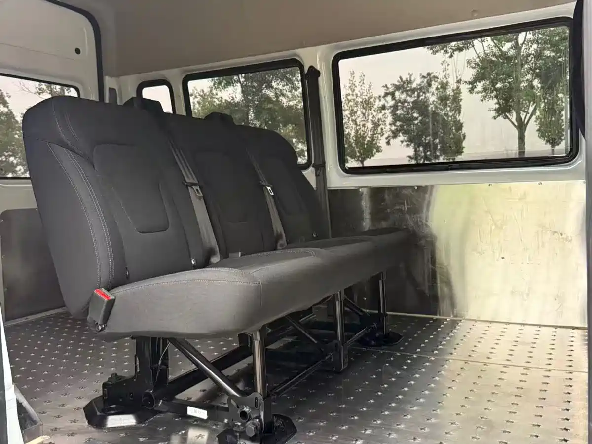 Jiangling JMC Fushun 2025 2025 Model 2.0T 6MT Diesel Short Wheelbase Medium Roof Commercial MPV 5/6 Seats