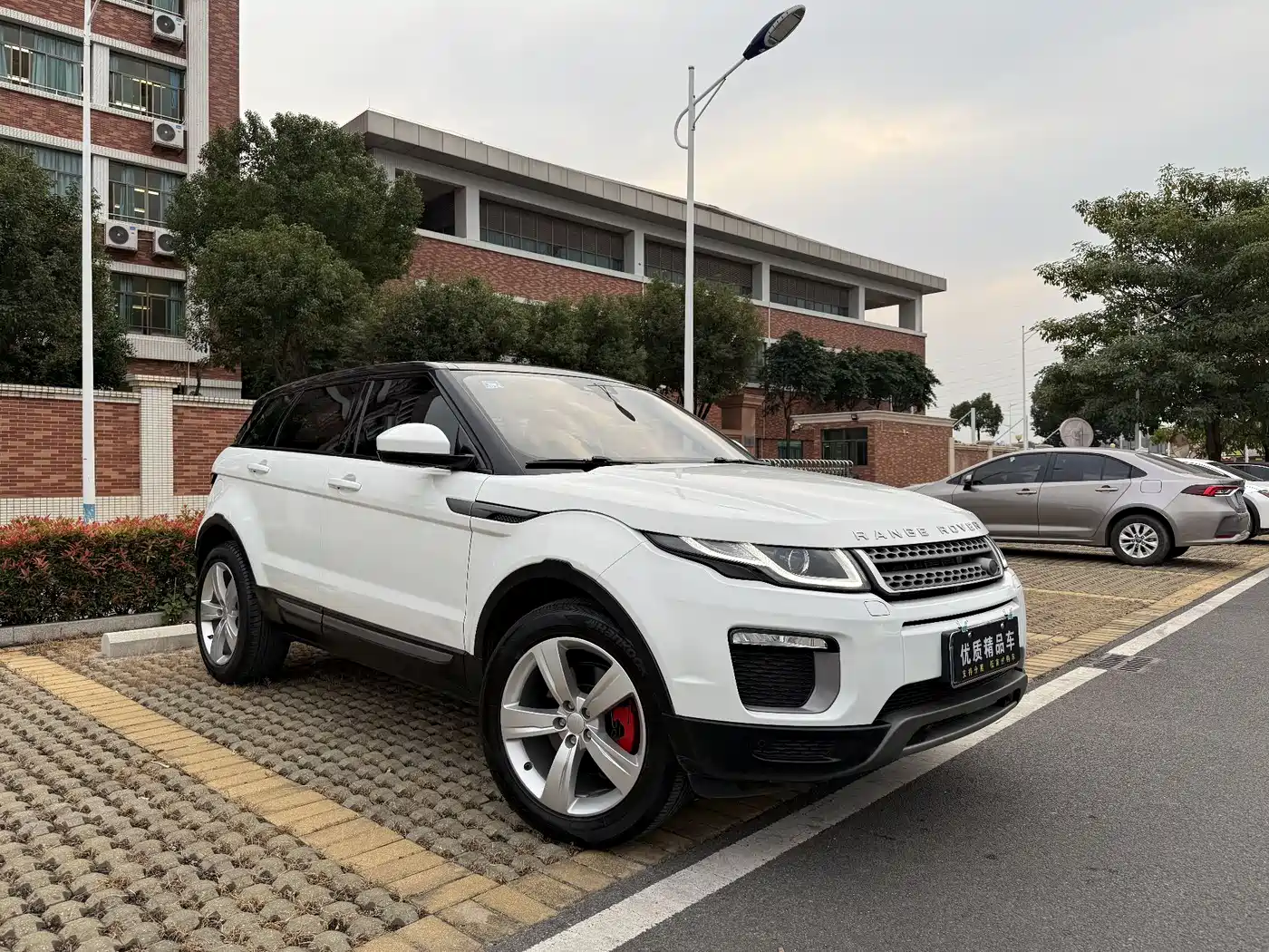 Land Rover Range Rover Evoque 2017 2.0T SE Smart Shine Edition фото 3