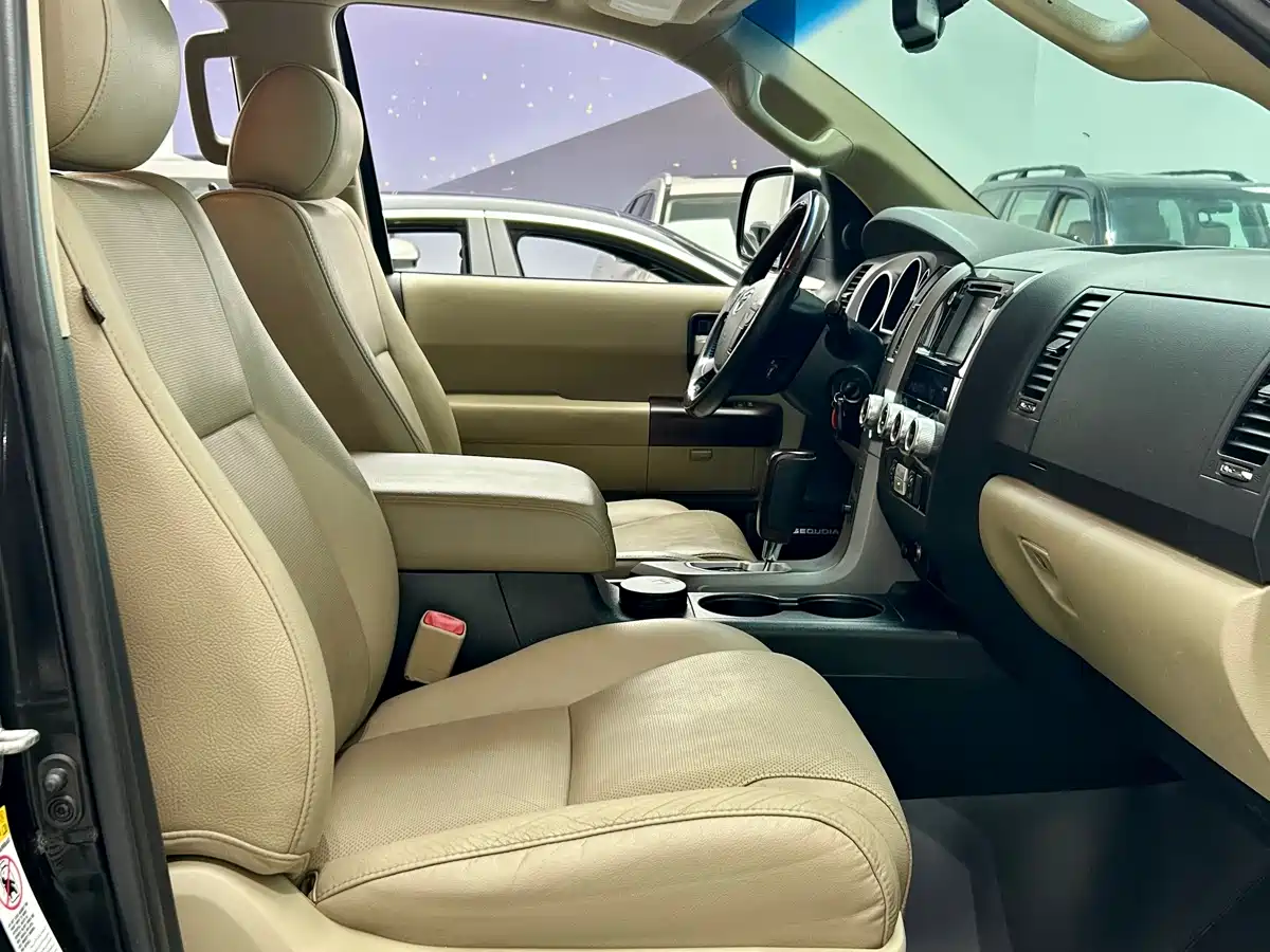 Toyota Sequoia 2010 5.7 Platinum Edition фото 9