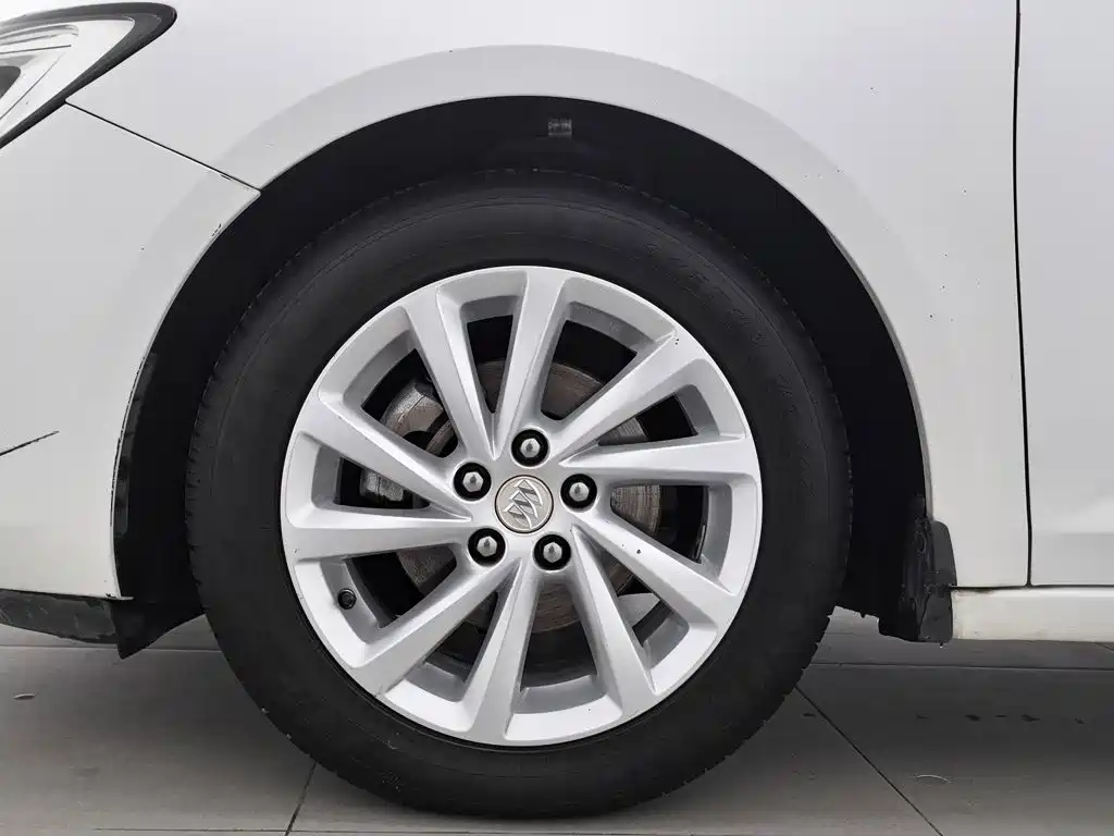 Фото 17 - Buick Verano