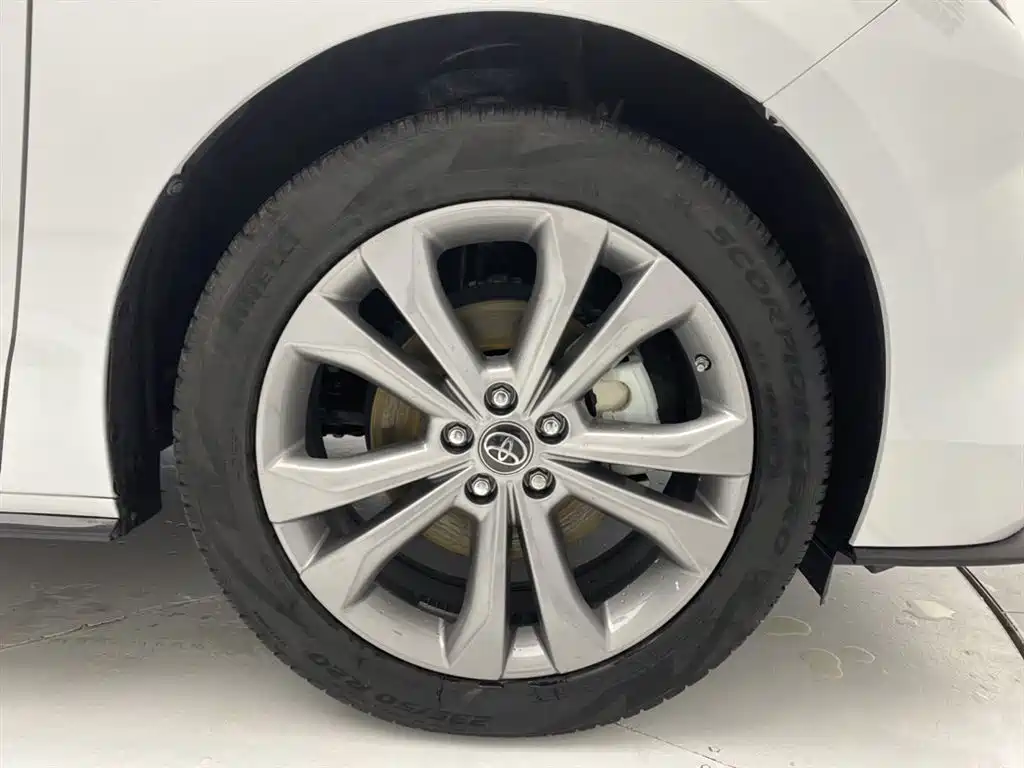 Toyota Sienna 2023 2.5L Hybrid Premium Edition фото 11