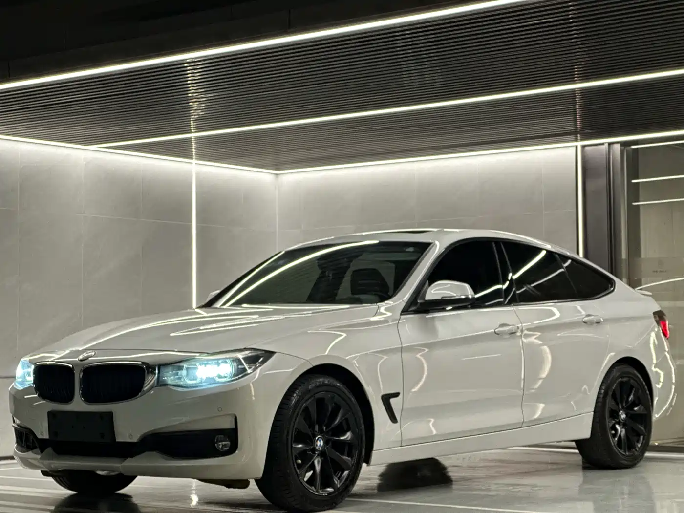 BMW 3 Series GT 2018 320i Fashion фото 39