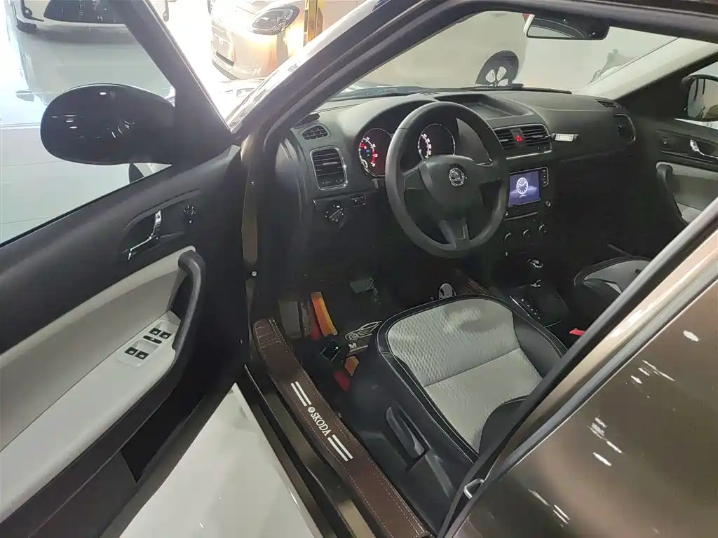 Škoda Yeti 2017 TSI280 DSG Advance фото 16