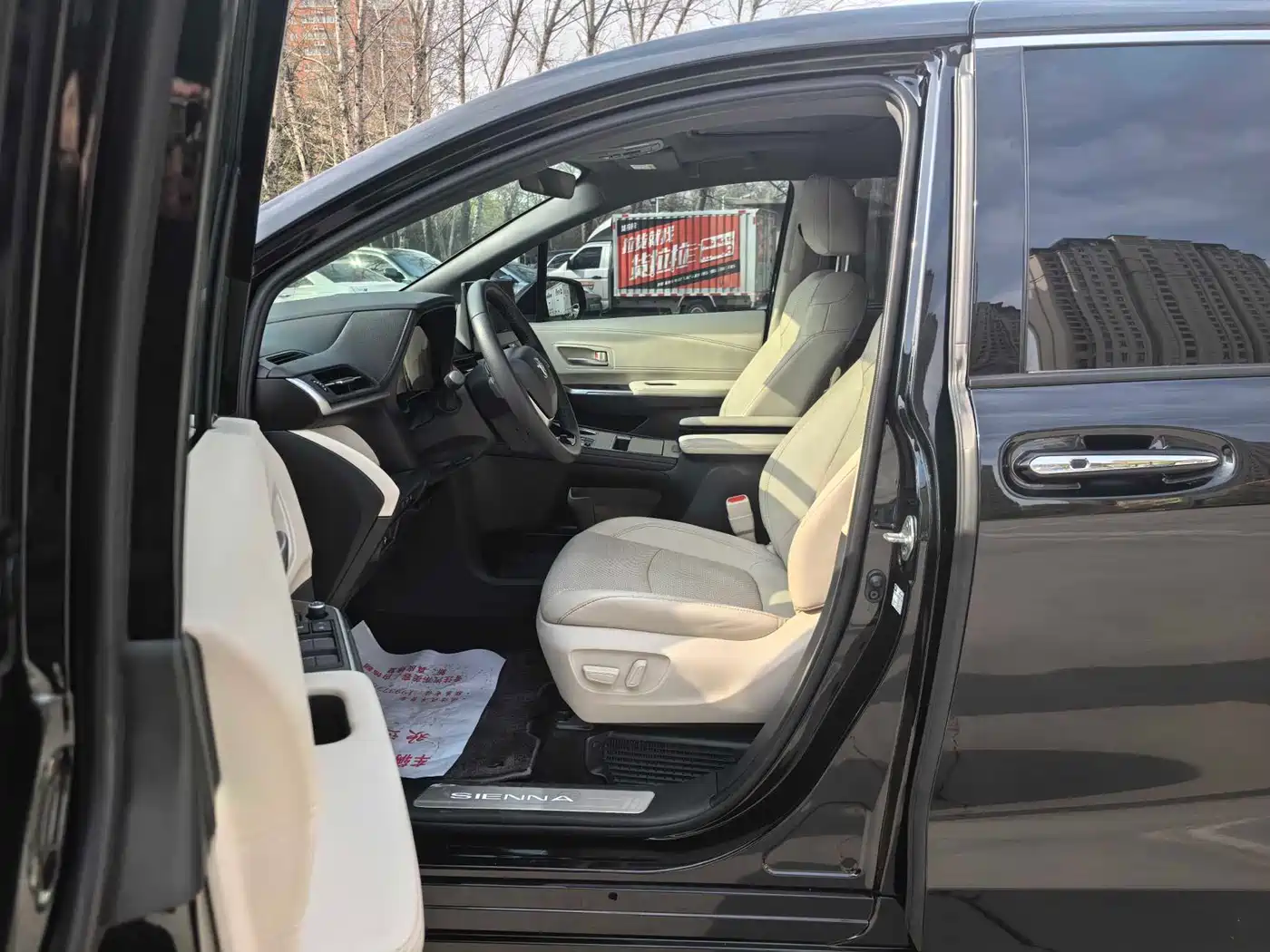 Toyota Sienna 2024 2.5L Hybrid 4WD Premium Edition фото 8