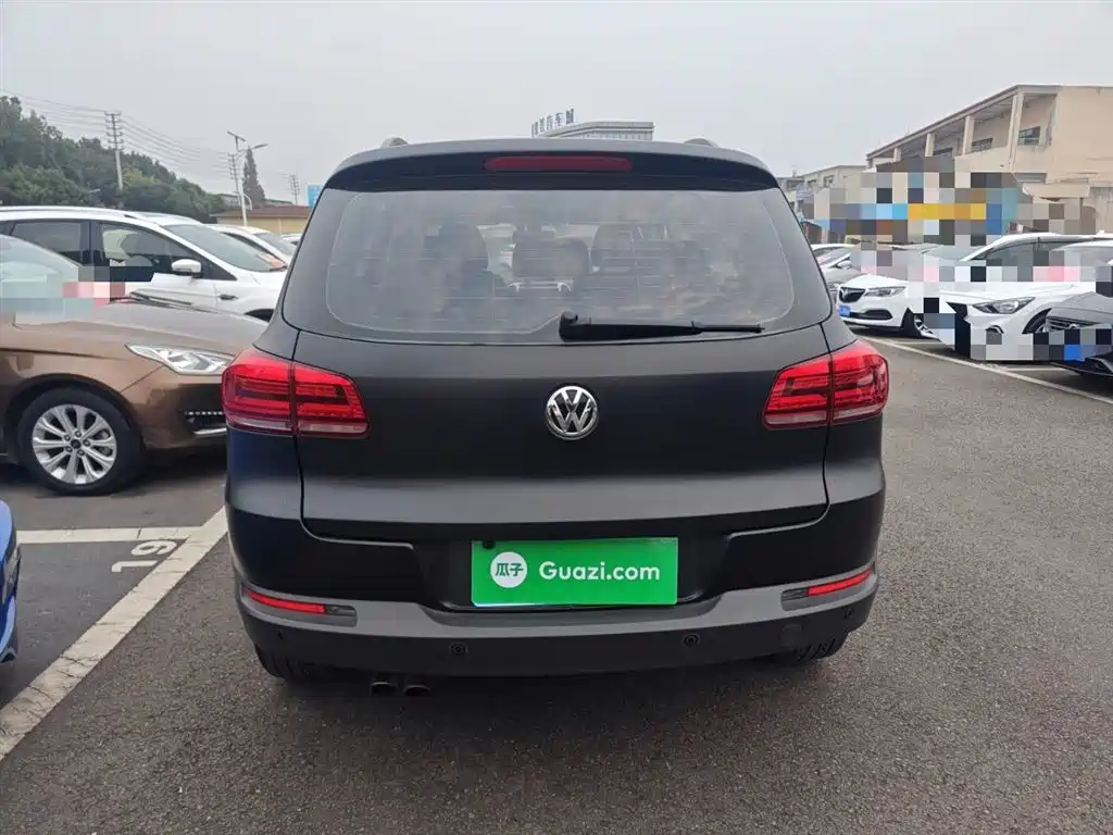 VOLKSWAGEN TIGUAN