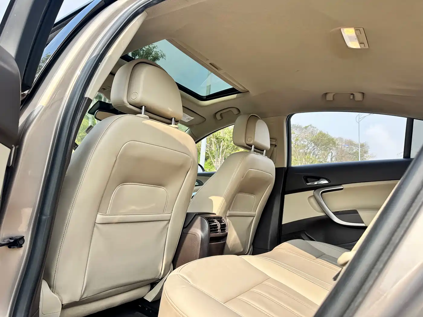 Buick Regal 2010 2.0L Expo Edition фото 28
