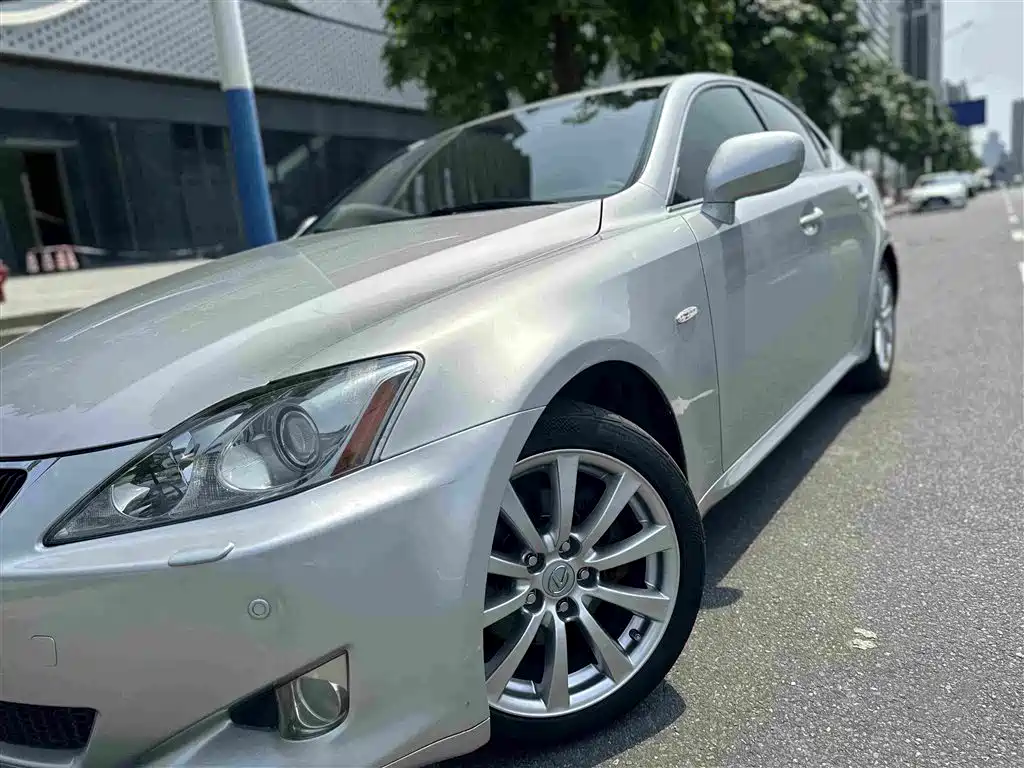 Фото 12 - Lexus IS