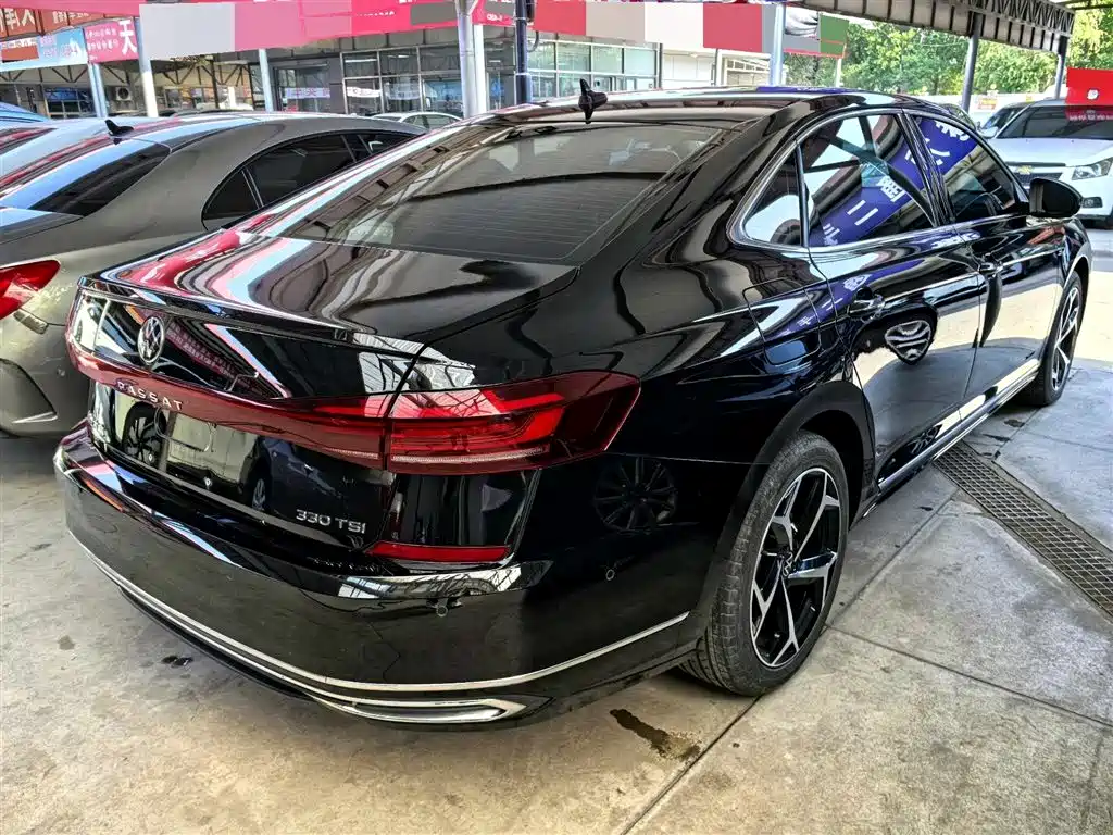 Volkswagen Passat 2022 330TSI Starlight Luxury Edition фото 7