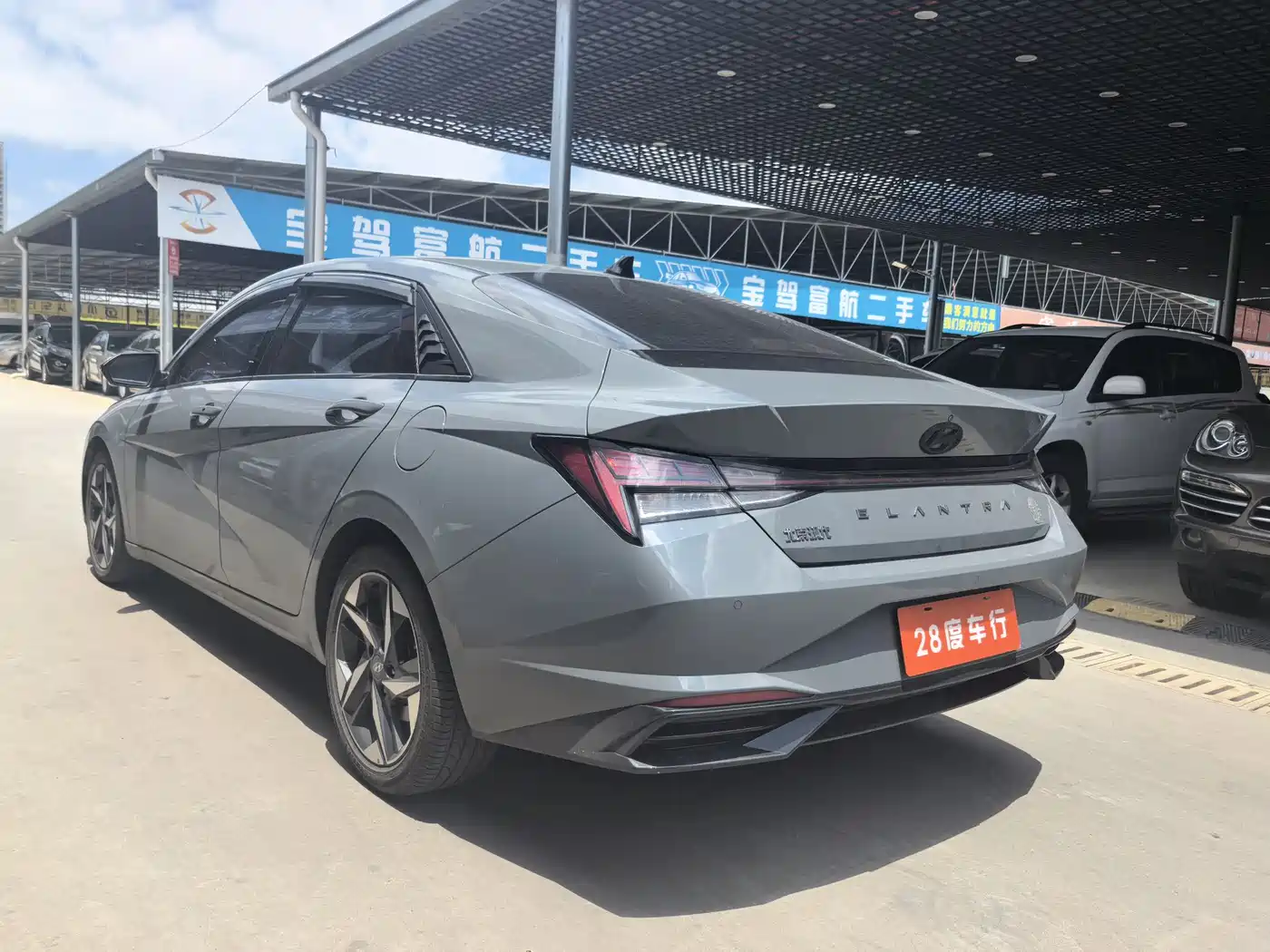 Hyundai Elantra 2021 1.5L CVT LUX Premium Edition фото 7