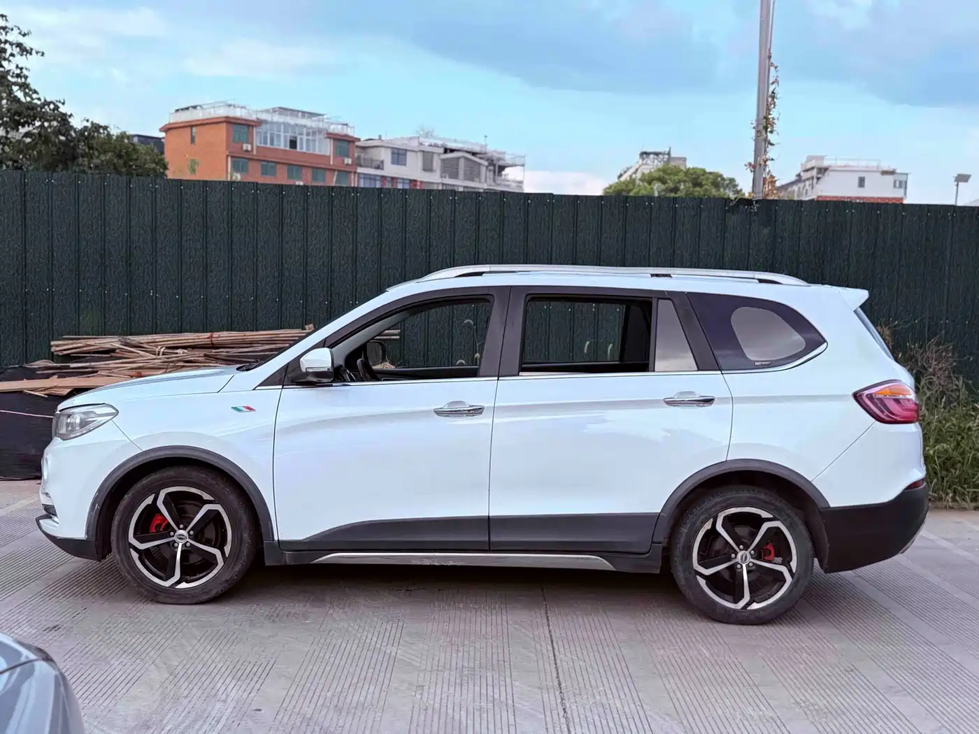 SWM Motor SWM X7 2017 2016 1.5T Manual Luxury 7-Seater