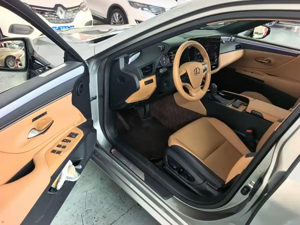 Lexus ES 2026 2025 200 Ultimate Edition