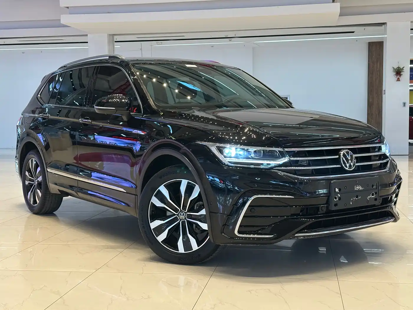 Volkswagen Tiguan L 2023 330TSI Auto 2WD R-Line Premium Edition фото 3