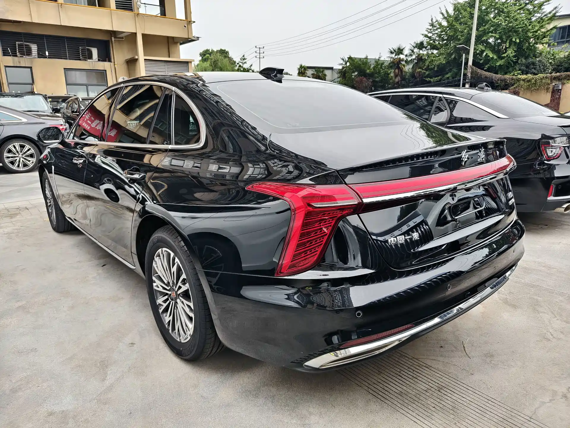 Фото 15 - Hongqi H5