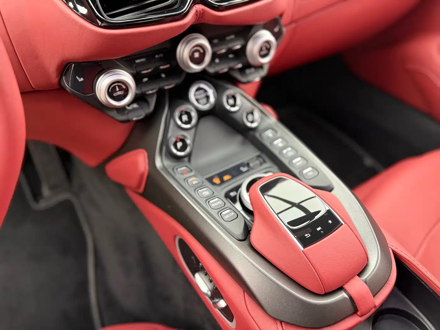 ASTON MARTIN V8 VANTAGE
