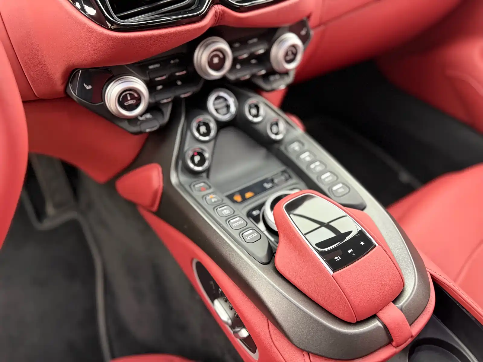 Фото 7 - Aston Martin Vantage