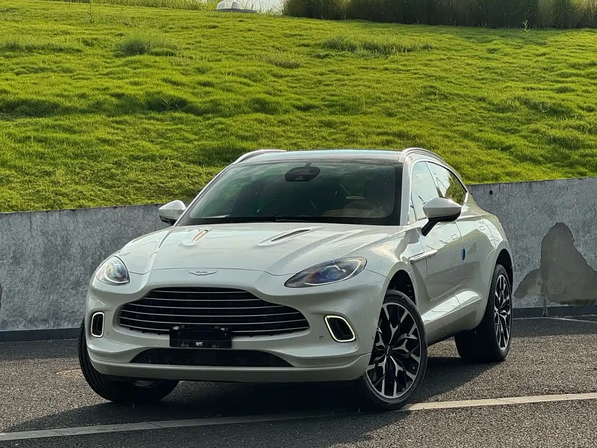 Фото 1 - Aston Martin DBX