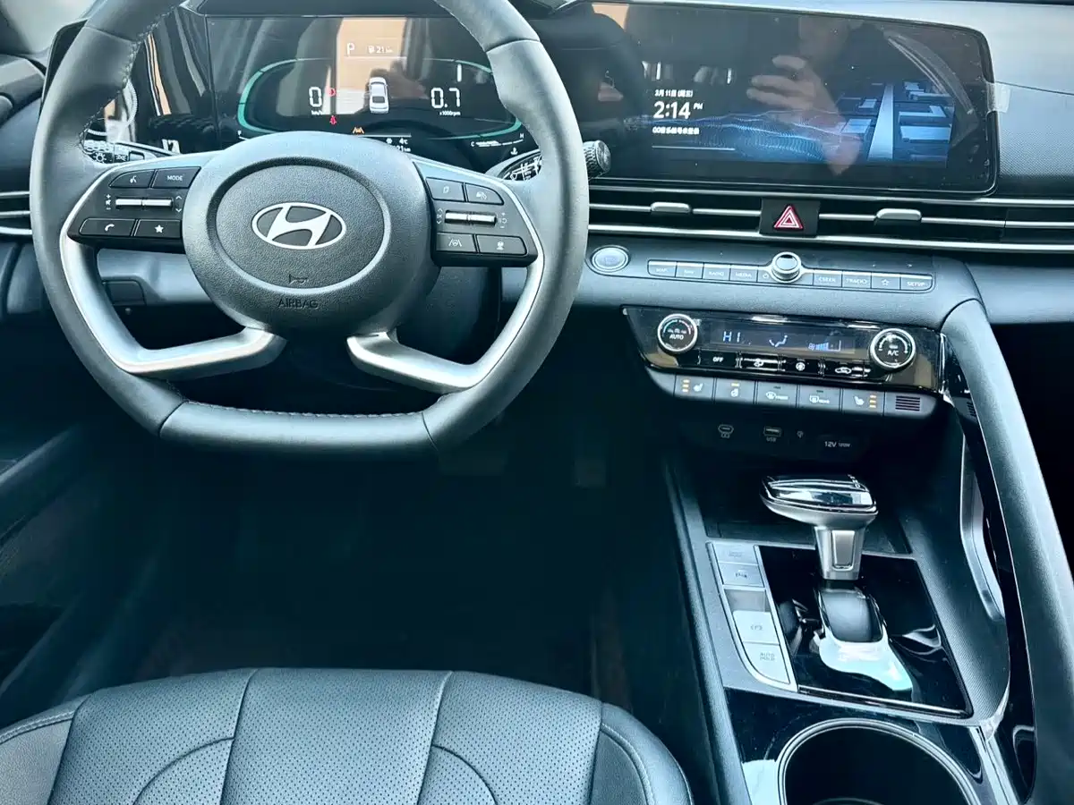 Hyundai Elantra 2023 Model 1.5L CVT LUX Premium Edition фото 23