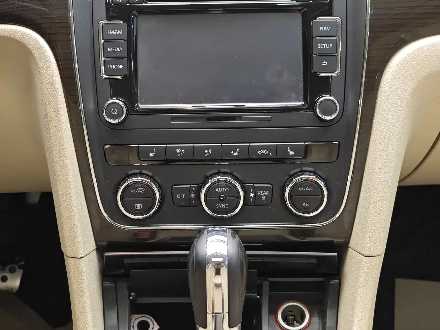 Volkswagen Passat 2015 1.8TSI DSG Prestige Edition фото 17