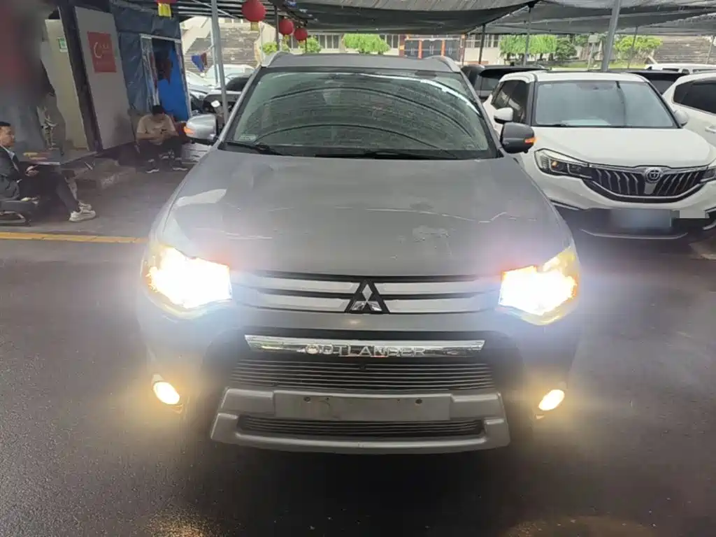 Mitsubishi Outlander (Import) 2014 2.4L 4WD Luxury Value Edition 7-seater фото 3