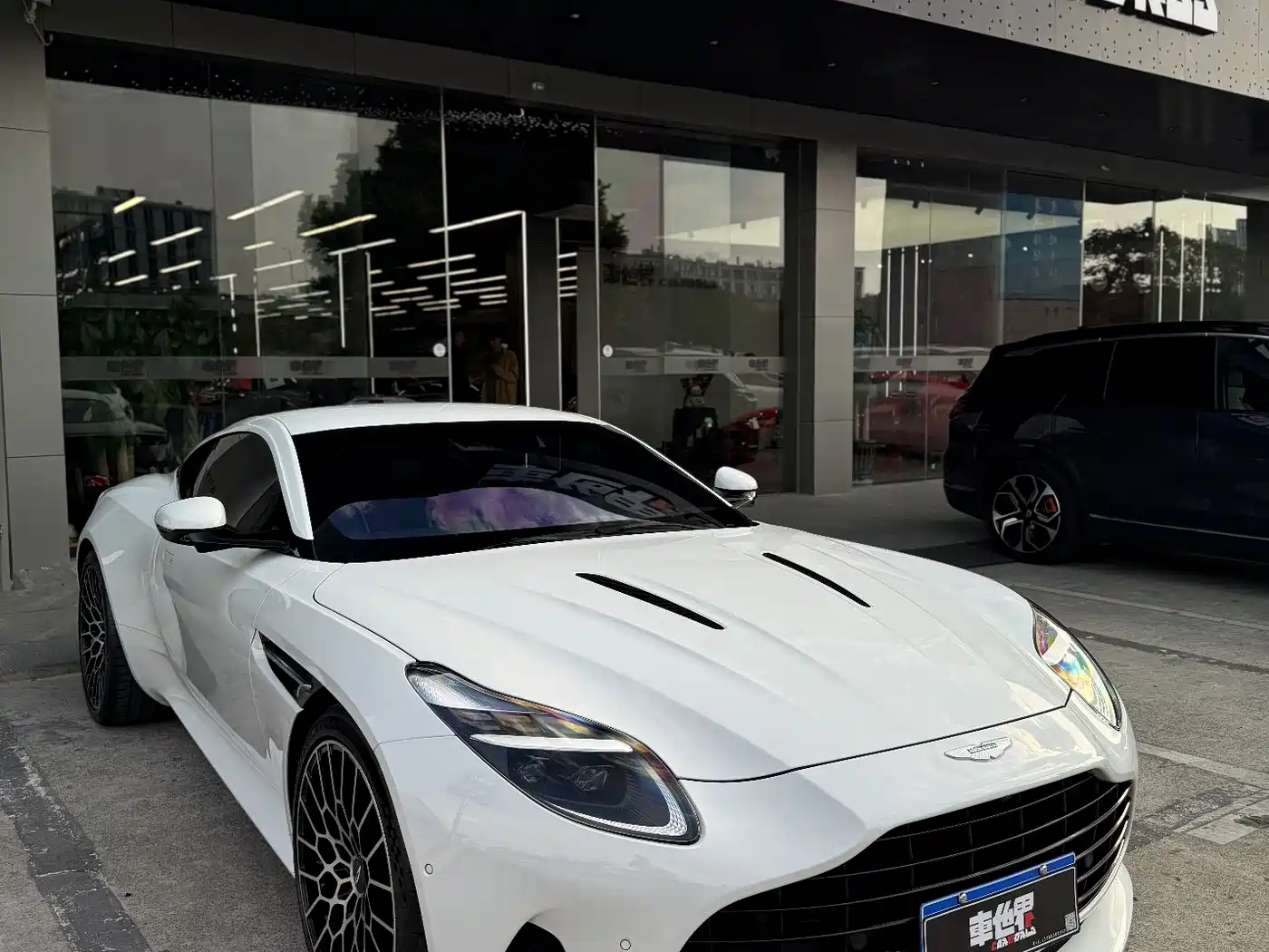 Aston Martin DB12 2023 4.0T V8 Coupe фото 2
