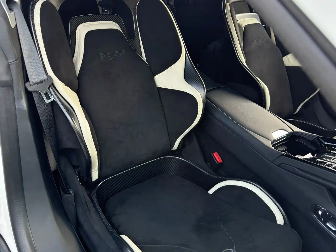 Aston Martin DB12 2023 4.0T V8 Coupe фото 9