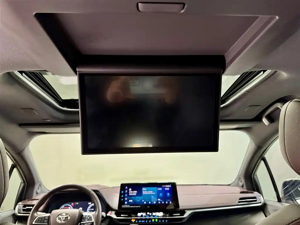 Toyota Sienna 2023 2.5L Hybrid Platinum Edition фото 30