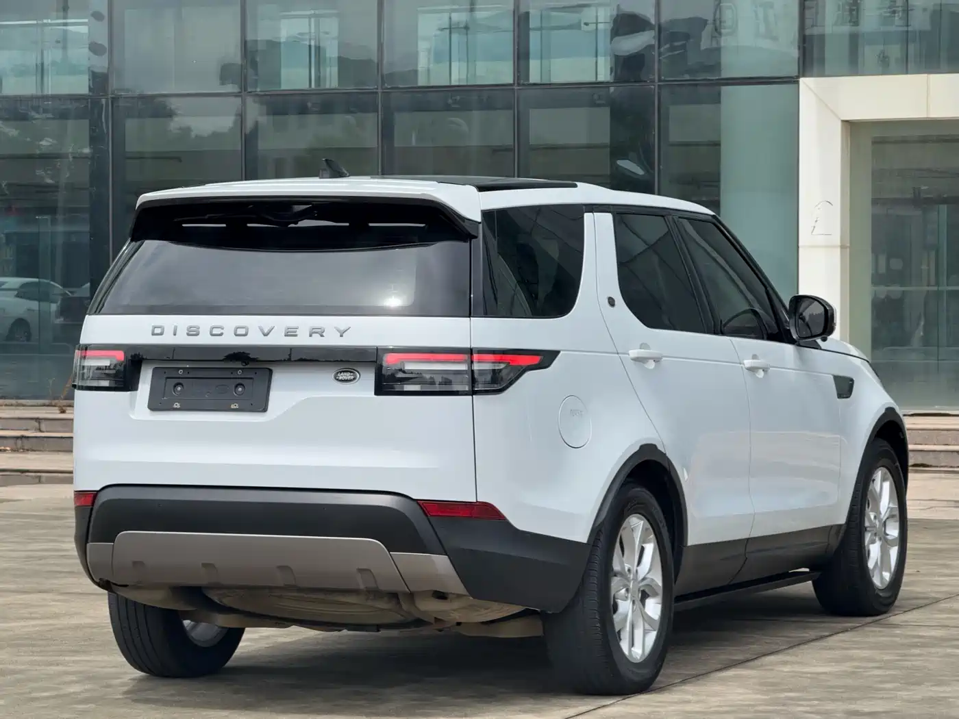 Land Rover Discovery 2018 2.0T SE фото 4