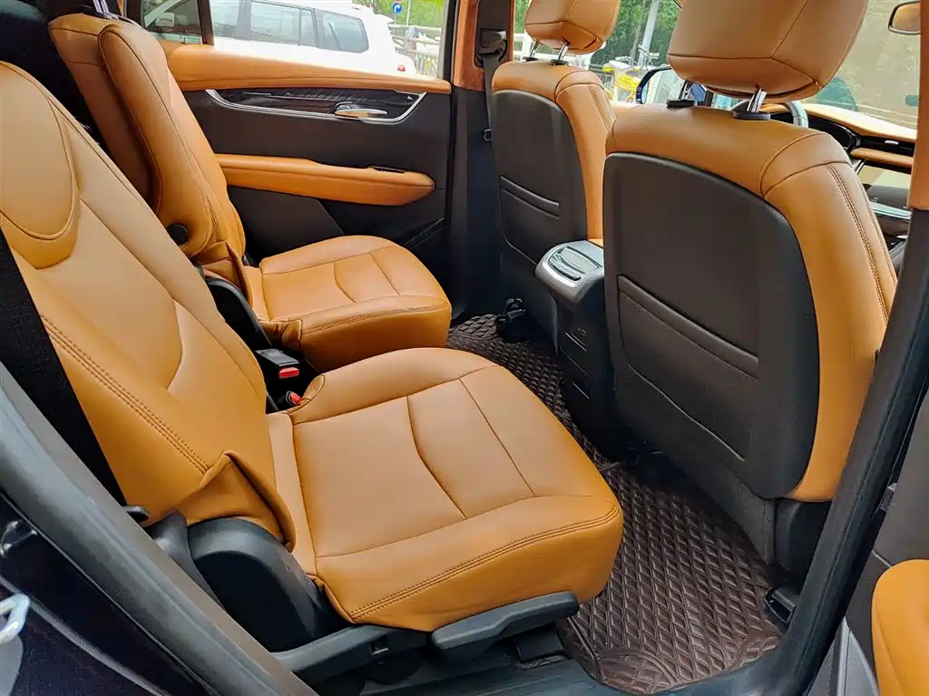 CADILLAC XT6