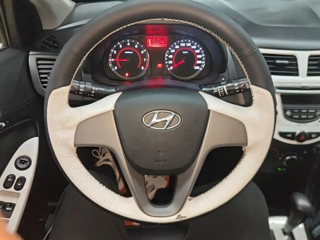 Hyundai Reina 2014 Model 1.4L Automatic GLX фото 11