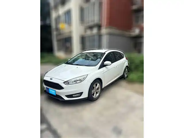 Ford Focus 2015 Hatchback 1.6L Automatic Comfort — фото 1