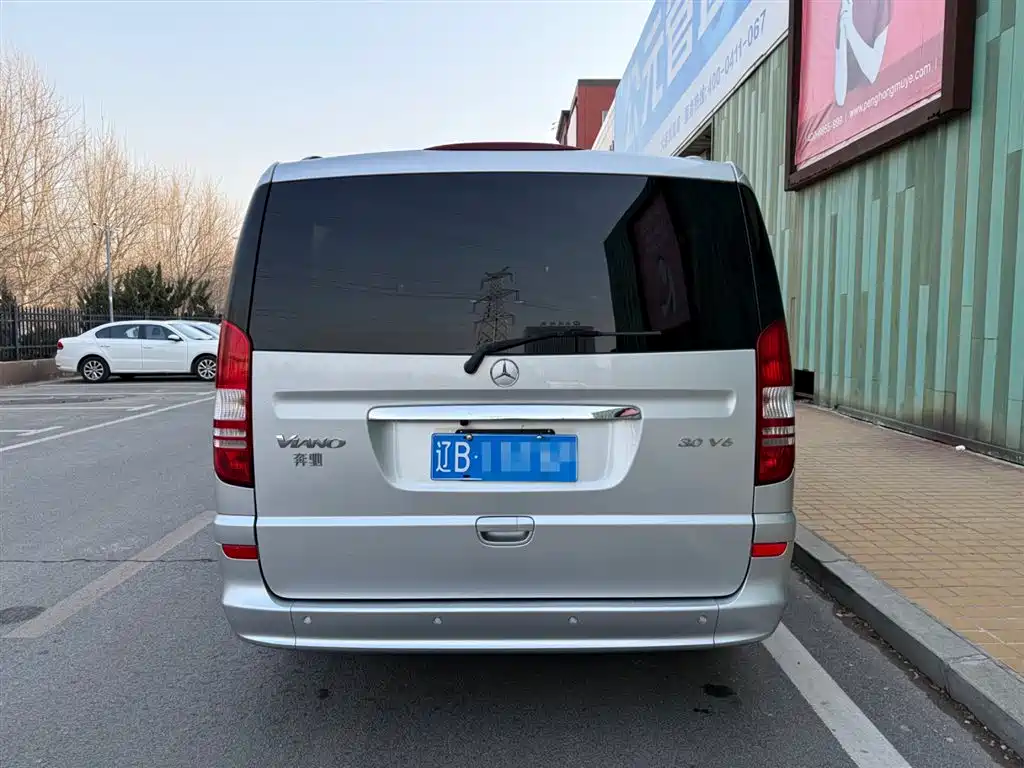 Mercedes-Benz Viano 2013 Model 3.0L Navigation Edition фото 12