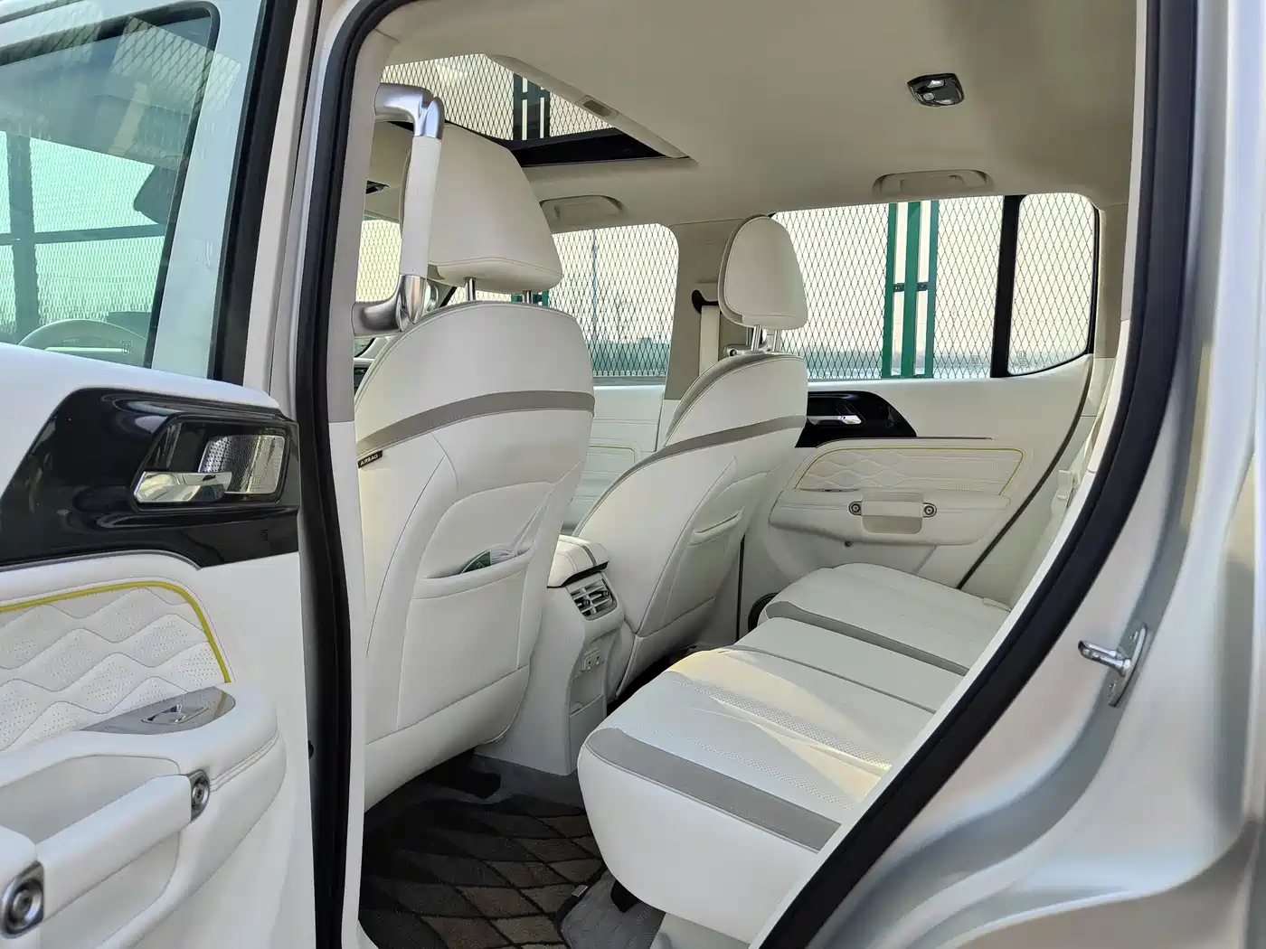 TANK CO CREATION TANK 300