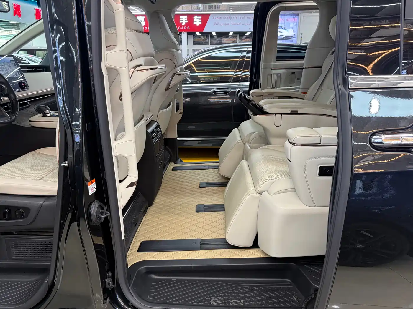Lexus LM 2023 500h 6-Seater Prestige Edition фото 11