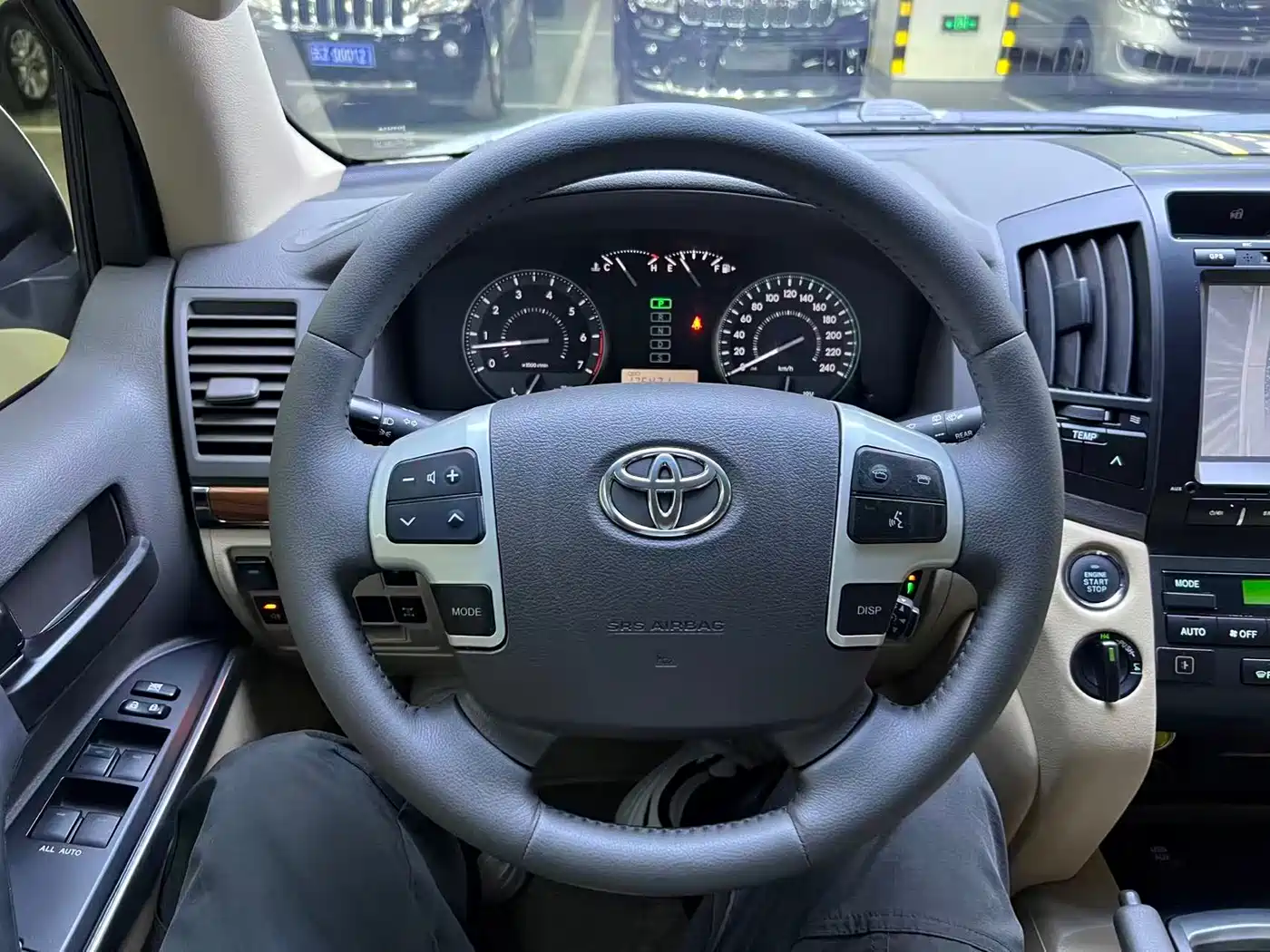 Toyota Land Cruiser (Import) 2015 4.0L V6 Middle East Low Configuration Edition фото 5