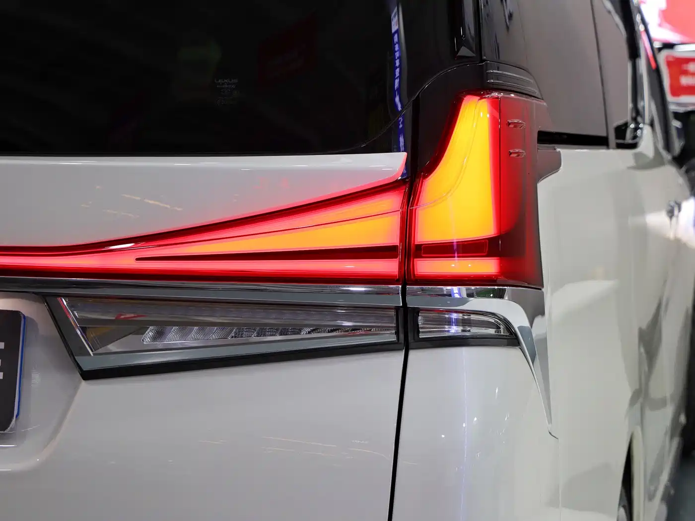 Lexus LM 2020 300h Seven-Seater Elegance Edition фото 37