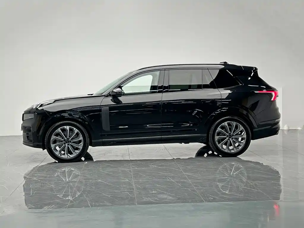 Photo 3 - Lynk & Co 09