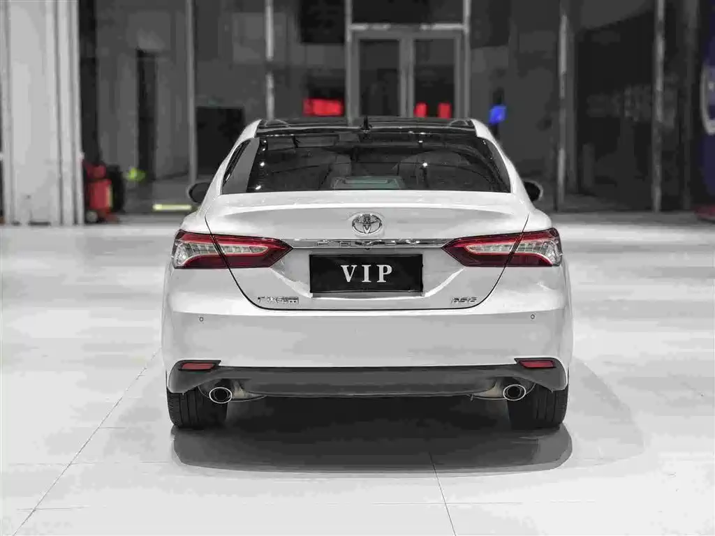 Фото 5 - Toyota Camry