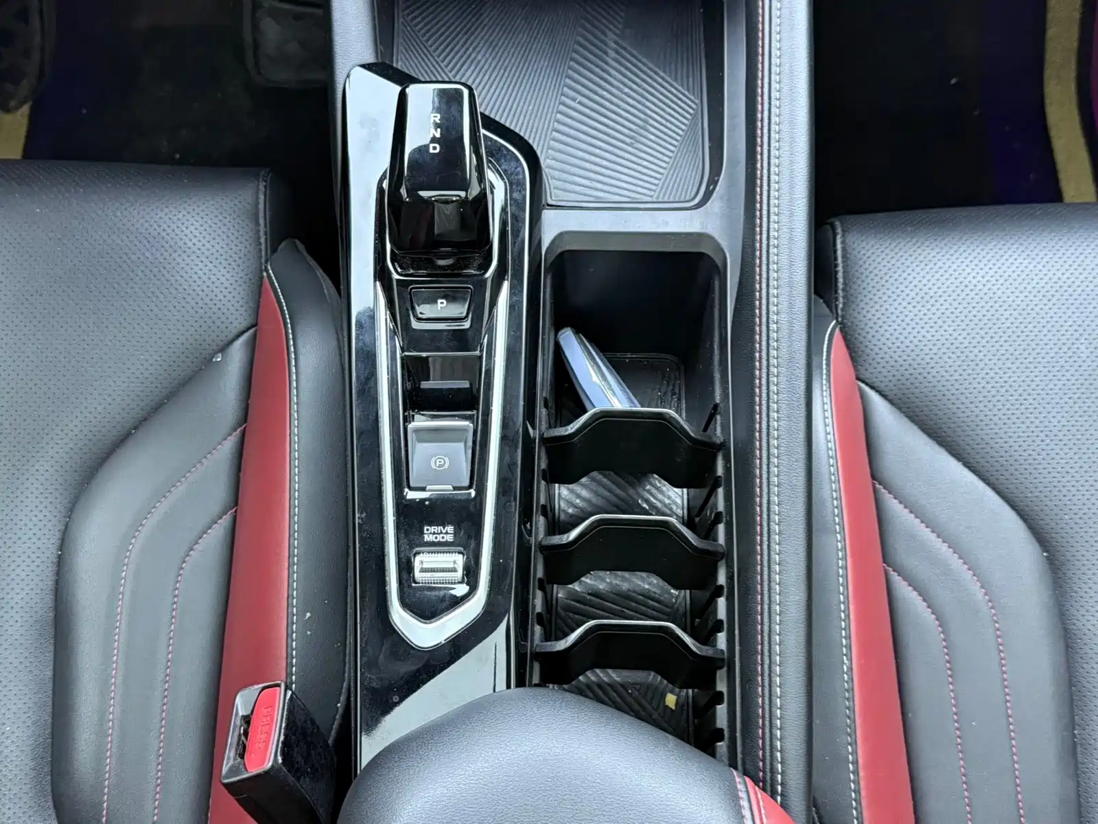 Фото 6 - Geely Coolray