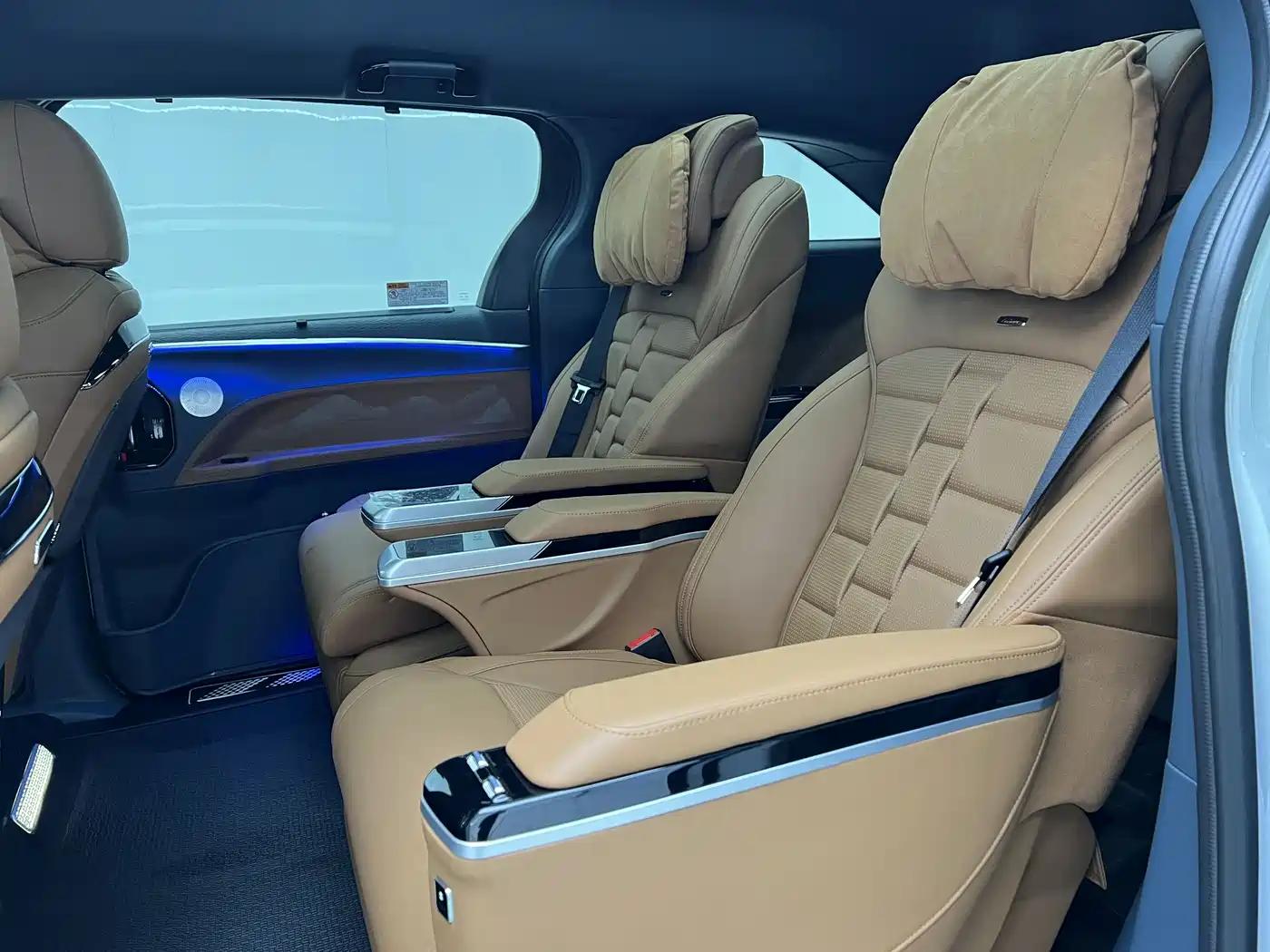 Toyota Granvia 2024 2.5L Hybrid Comfort фото 23