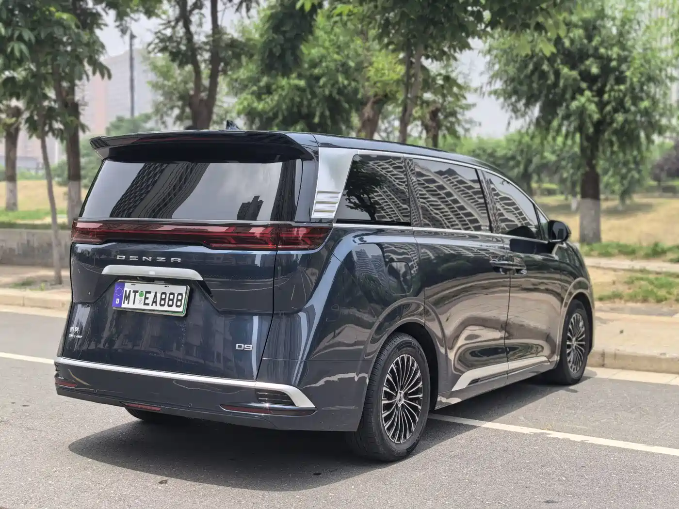 Denza D9 2022 DM-i 970 All-Wheel Drive Honor Edition фото 7